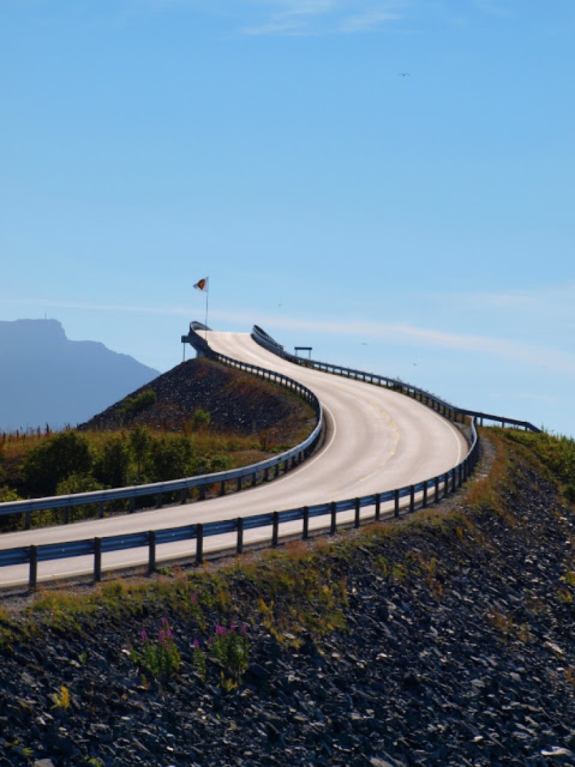 En las carreteras de Noruega: "¡Atención! Estás entrando en un puente que no lleva a ninguna parte"