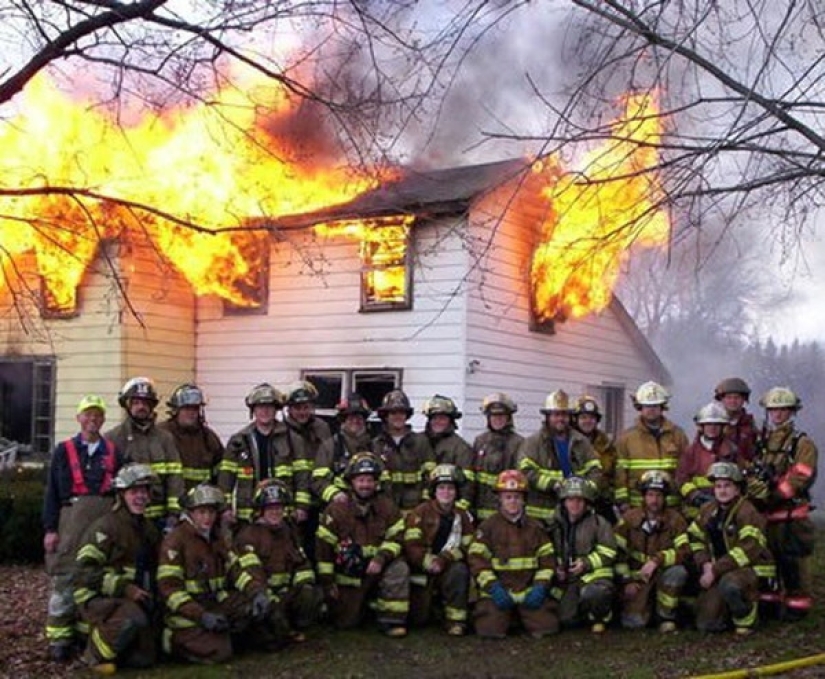 En los Estados Unidos, estalló un escándalo por las selfies de los bomberos en el contexto de una casa en llamas