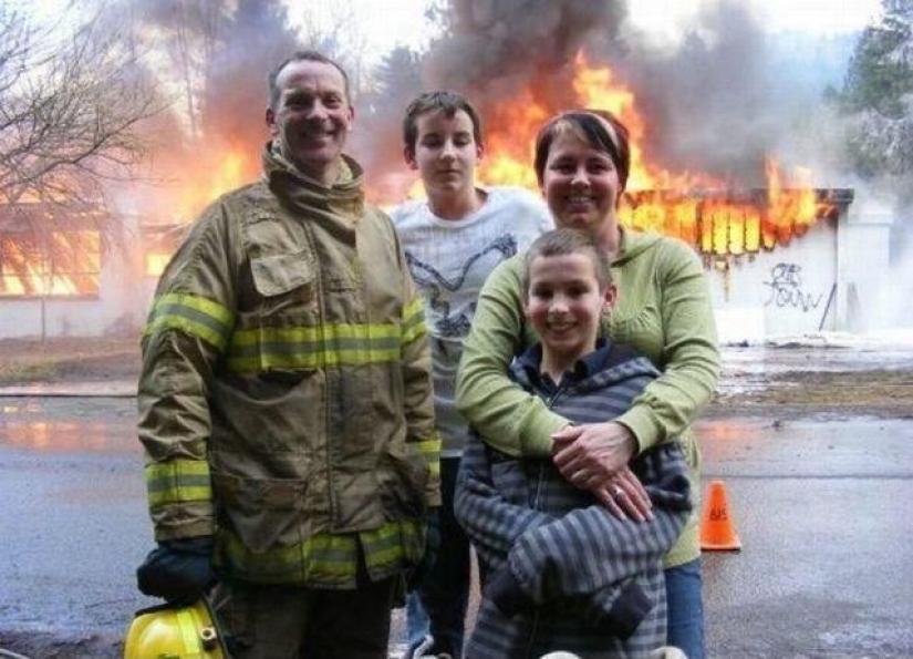 En los Estados Unidos, estalló un escándalo por las selfies de los bomberos en el contexto de una casa en llamas