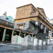 En manos de este británico, las casas se derriten, vuelan y se deslizan a los pies de los transeúntes