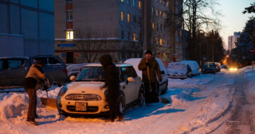 En Minsk, todos los autos MINI se limpiaron de nieve por la noche. ¿Quién lo hizo y por qué?