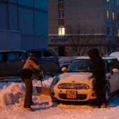 En Minsk, todos los autos MINI se limpiaron de nieve por la noche. ¿Quién lo hizo y por qué?