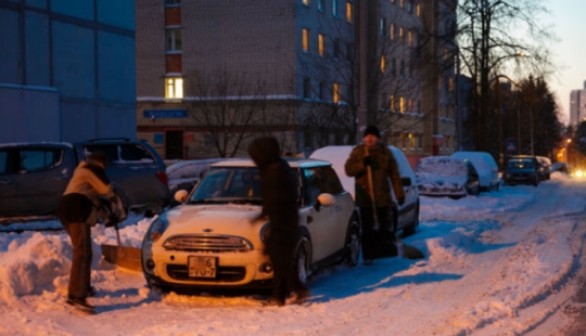 En Minsk, todos los autos MINI se limpiaron de nieve por la noche. ¿Quién lo hizo y por qué?