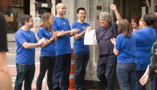 En Nueva York, instalaron una tienda de Apple falsa y una cola de iPhones se alineó para ello