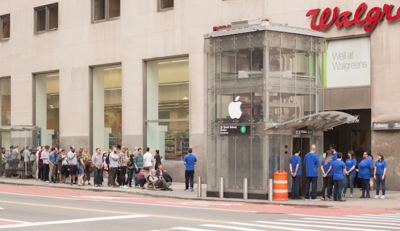 En Nueva York, instalaron una tienda de Apple falsa y una cola de iPhones se alineó para ello