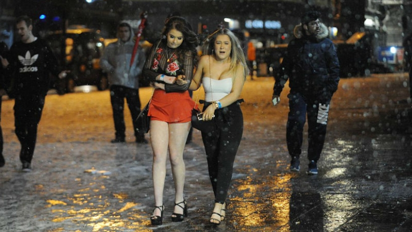 En tacones de aguja a través de la nieve y el viento: incluso la "Bestia del Este" no impidió que las mujeres británicas quisieran emborracharse el fin de semana