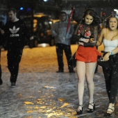 En tacones de aguja a través de la nieve y el viento: incluso la "Bestia del Este" no impidió que las mujeres británicas quisieran emborracharse el fin de semana