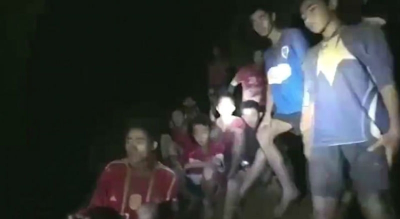 En Tailandia, 12 niños y un entrenador fueron encontrados desaparecidos en una cueva inundada. Pero su tormento no terminó