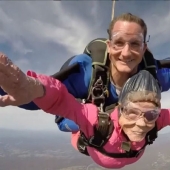 Encantadora abuela celebró su 94 cumpleaños en paracaidismo