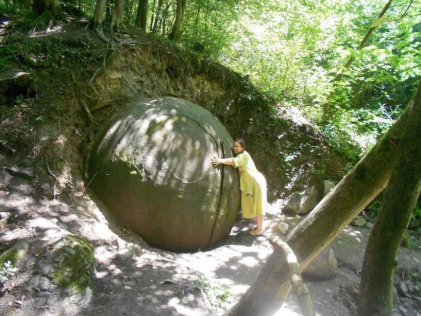 Enorme bola de piedra en medio del bosque