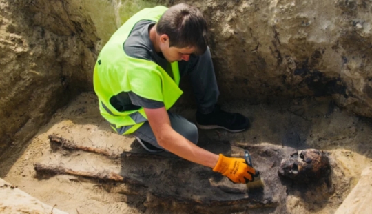 Enterramiento en masa de niños con monedas en la boca encontradas en Polonia