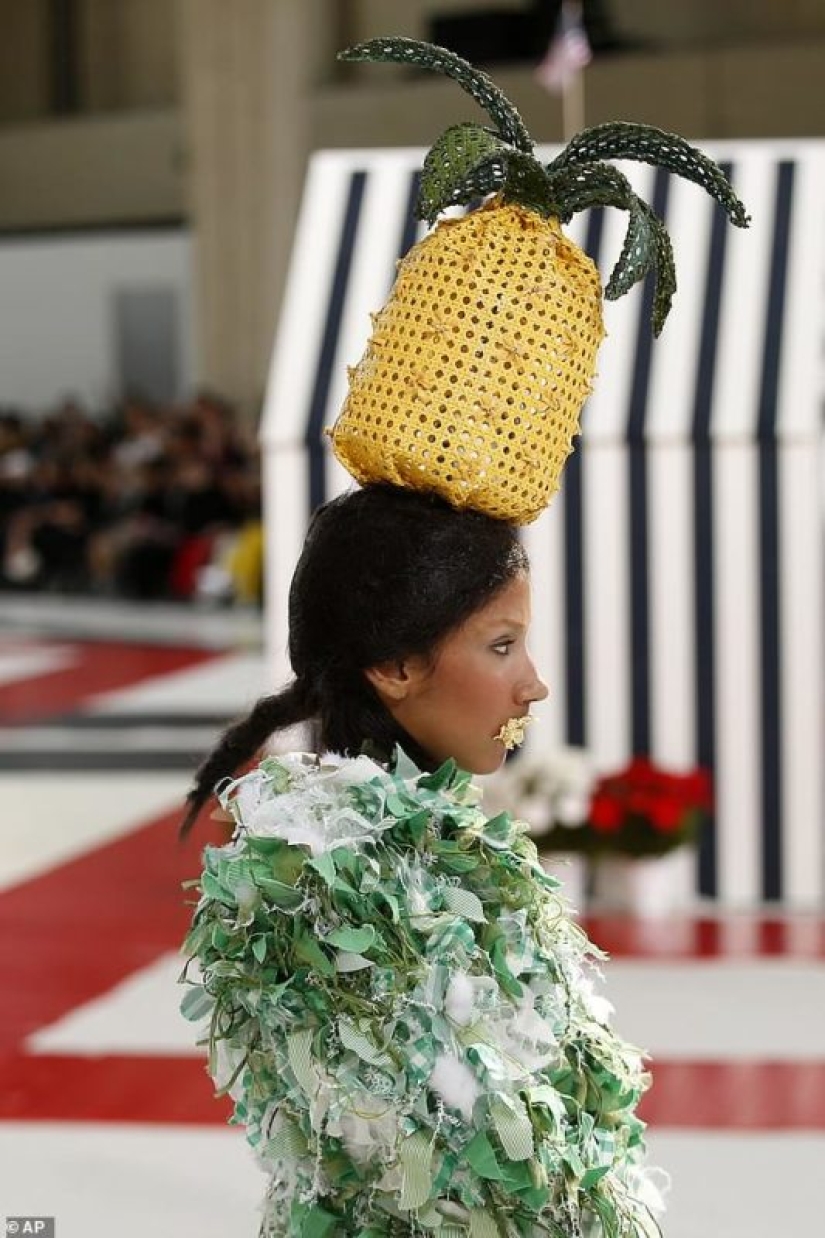 ¿Es demasiado débil para que uses un sombrero así? Un desfile de modas pretencioso tuvo lugar en París