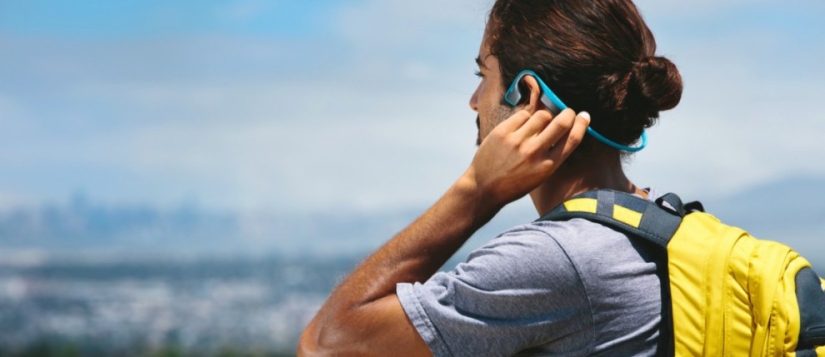 Es posible escuchar música a través del dedo: mitos y hechos sobre la conducción ósea del sonido