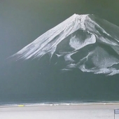 Escolares japoneses crean dibujos increíblemente hermosos en tableros escolares