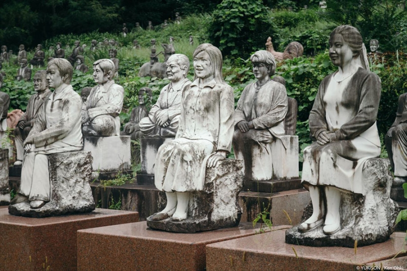 Espeluznante pueblo japonés donde solo viven estatuas