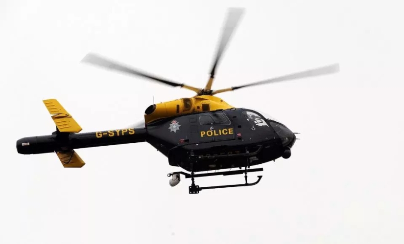 Espionaje sexual: un oficial de policía usó un helicóptero de servicio para filmar a una modelo desnuda en su jardín