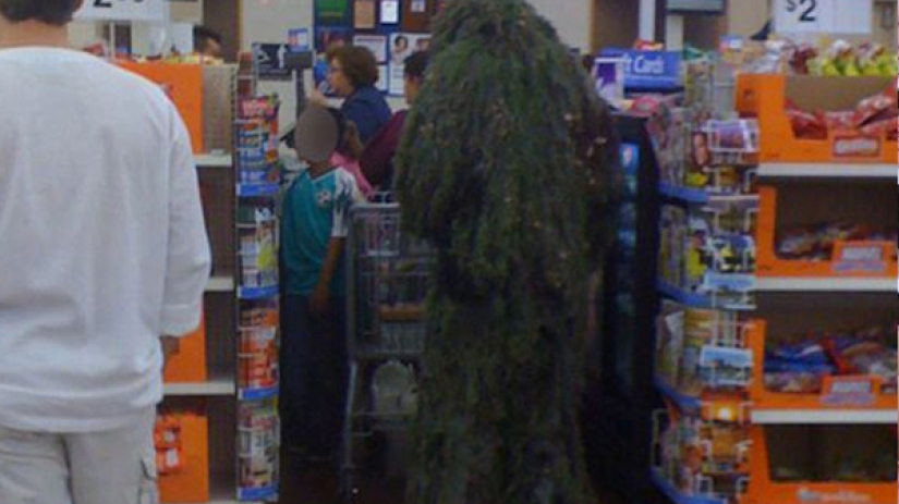 Esta gente acaba de llegar al supermercado americano Walmart para ir de compras