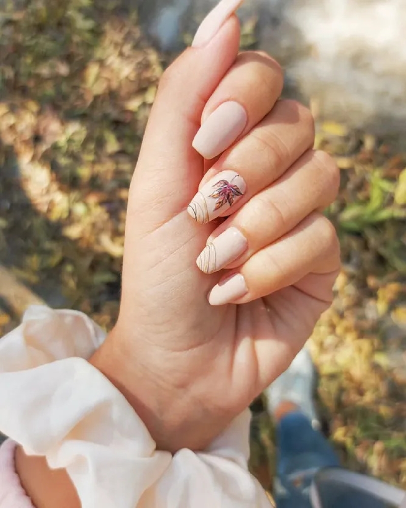 Estado de ánimo "otoño": 10 hermosos ejemplos de manicura con estampados florales, con hojas, bayas y flores.