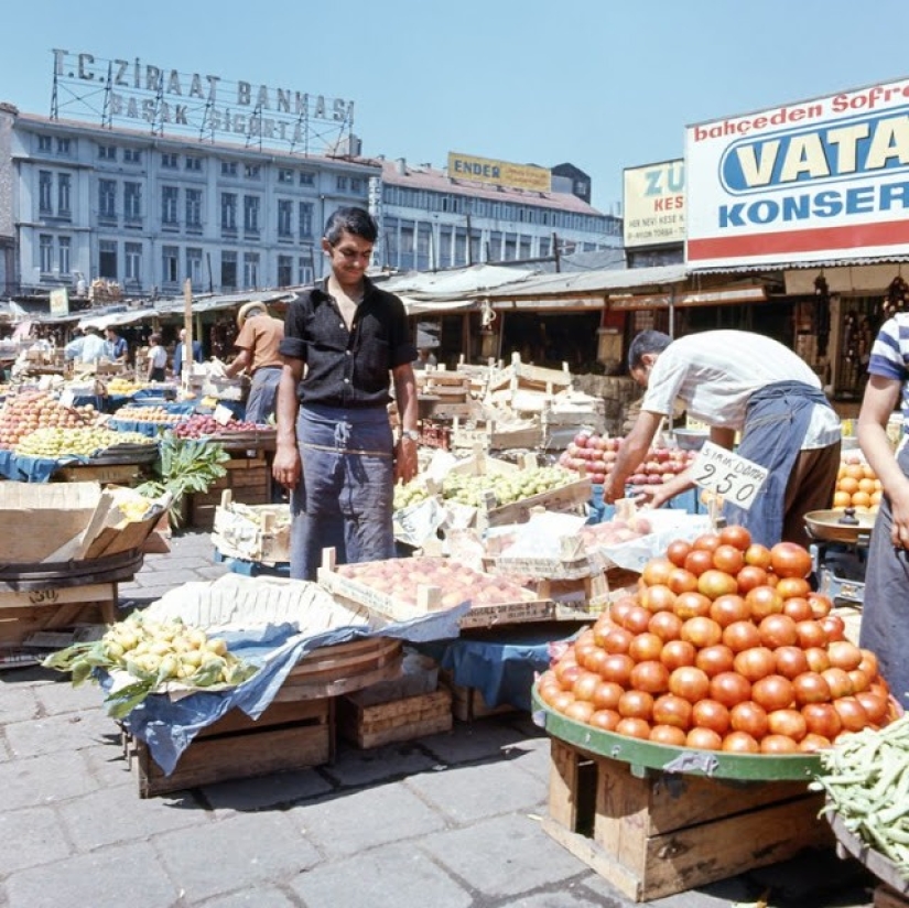 Estambul-la ciudad de los contrastes: 30 imágenes a color de la vida callejera en los años 70