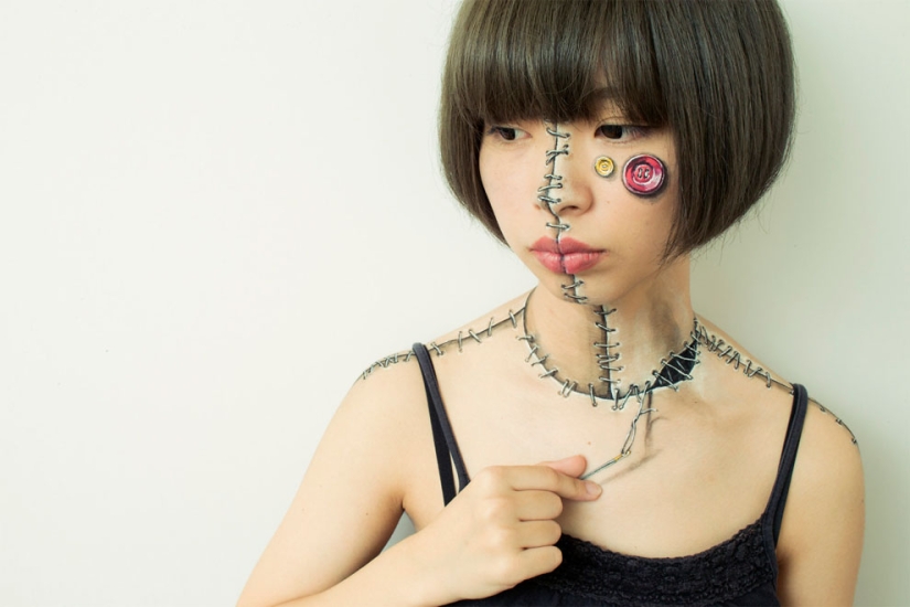 Este artista japonés dibuja agujeros y cremalleras para niñas