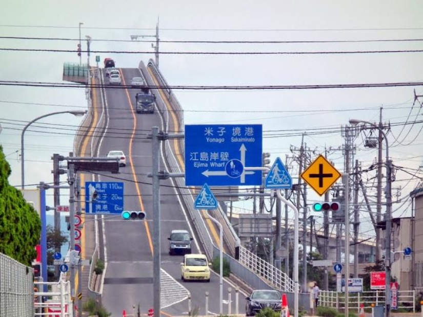 Esto no es una montaña rusa, pero loco puente en Japón