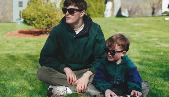 "Estoy saliendo conmigo mismo": Canadiense se retocó con photoshop para fotos de niños