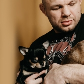 Estudio: a las mujeres les gustan los hombres con perros pequeños en brazos