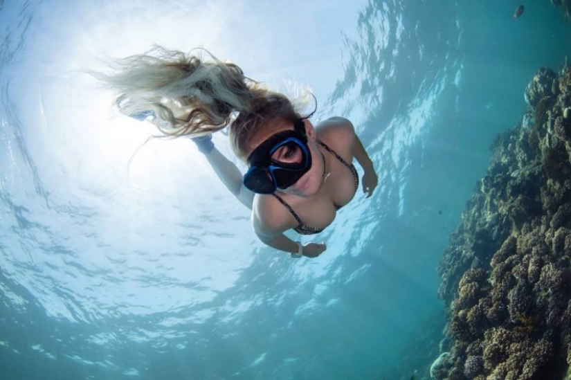 Everyone calls her the pictures with photoshop, but they are real: amazing footage of a diver and the underwater world
