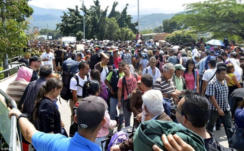 Éxodo masivo de Venezuela: Miles de personas huyen del hambre y la delincuencia en la vecina Colombia