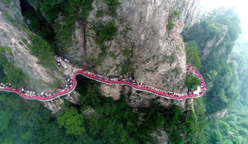 Extreme tourism in China: entertainment is not for the faint of heart