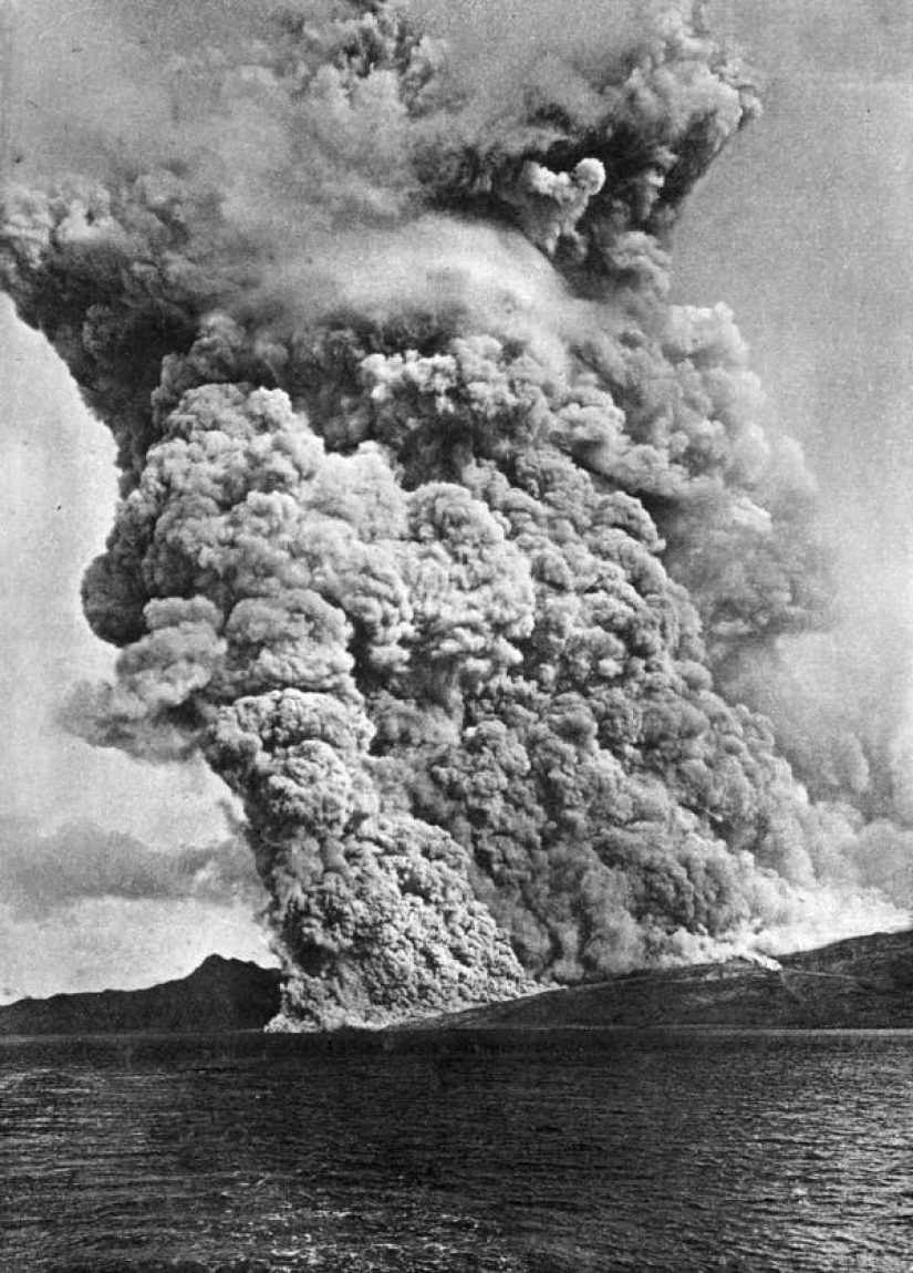 Face distorted in the throes of agony: images before and after the terrible volcanic eruption of the twentieth century