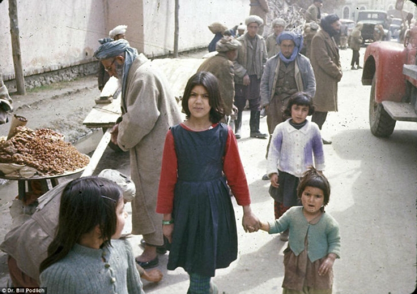 Faldas cortas, picnics en la carretera y niños sonrientes: cómo era Afganistán antes de los talibanes