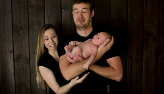 Family photo shoots that were unexpectedly spoiled... by the call of nature