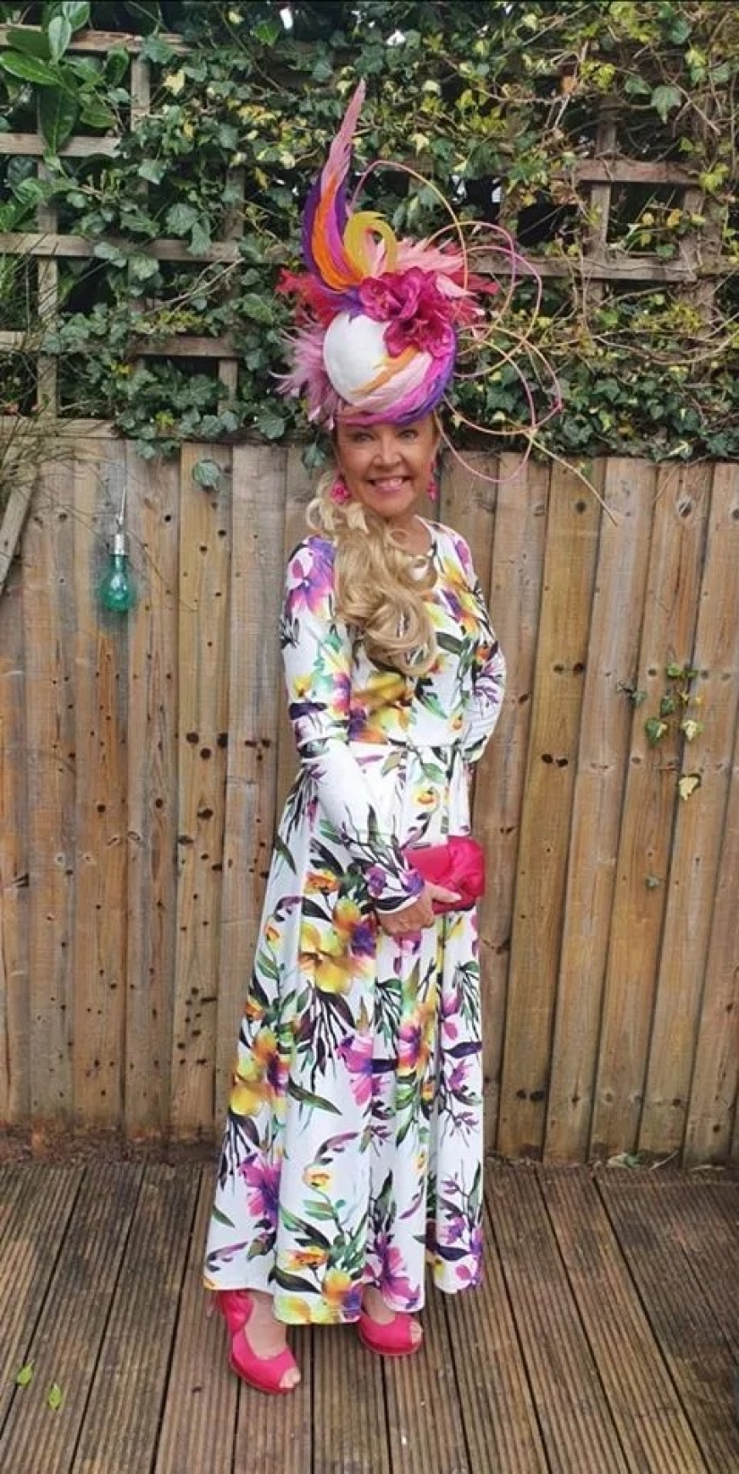 Fans of horse racing publish photos in the best outfits and hats, celebrating the Day of the Lady in self-isolation