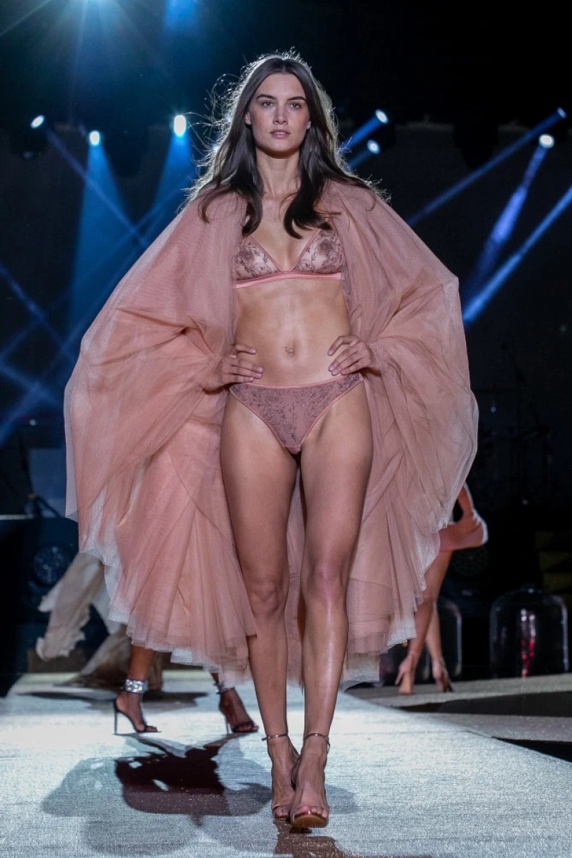 Fantasías desnudas: la Semana de la Moda de París sorprendió con atuendos reveladores