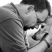 Farewell forever: the photographer captures the last moment of love between the owner and the dog before euthanasia