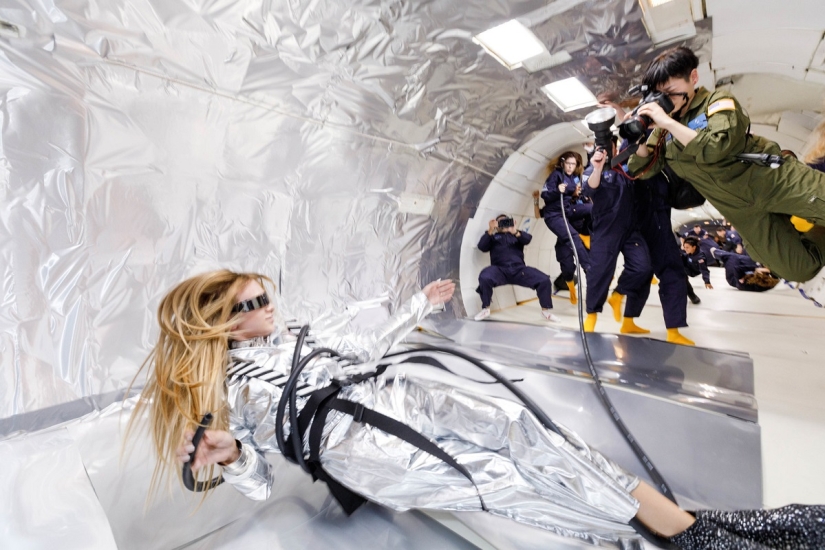Fashion is above the laws of nature: a Japanese woman held an amazing photo shoot in zero gravity