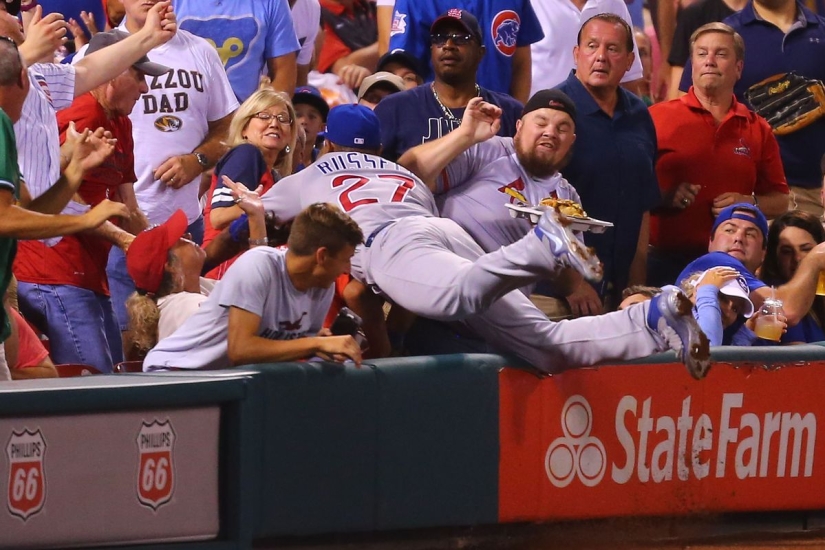 Feast during the game: the baseball player scattered the chips of the fan and bought him new ones right during the match