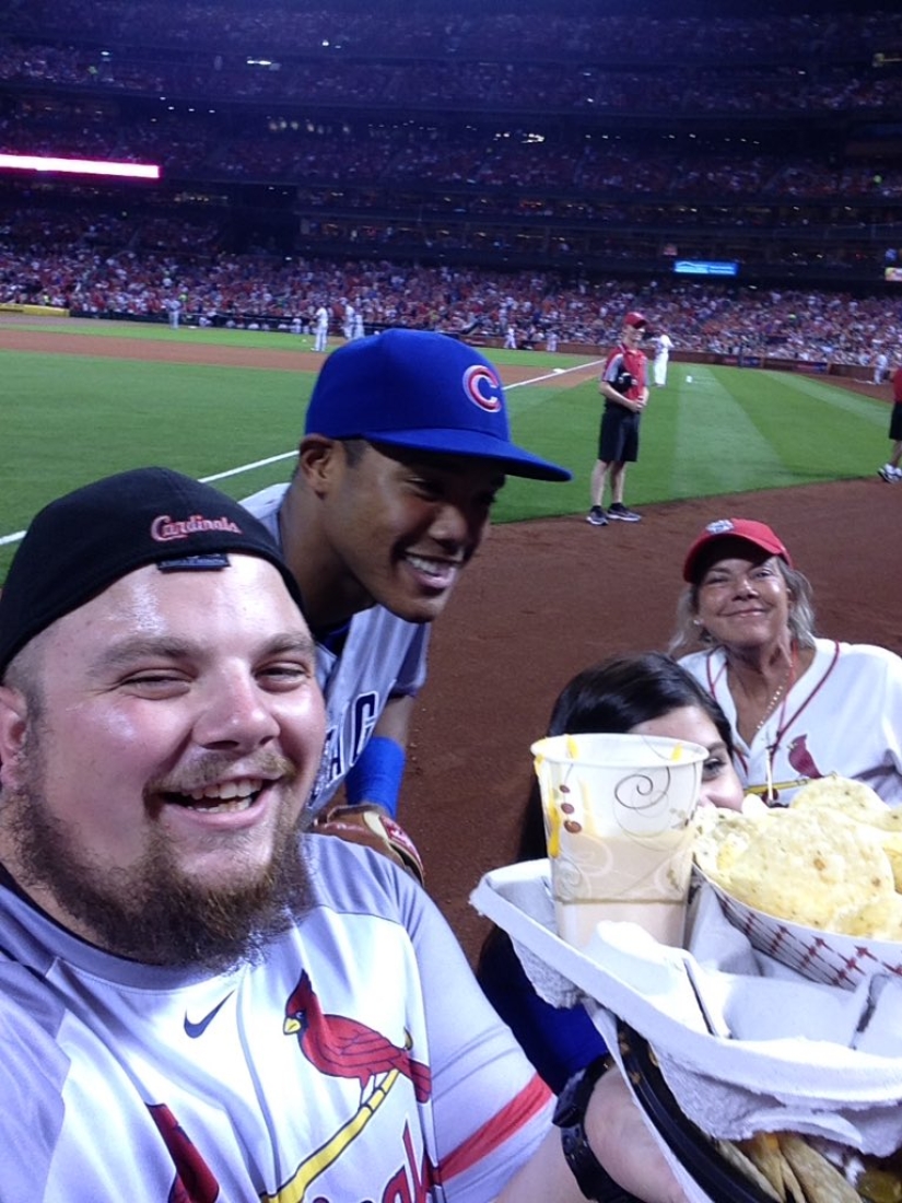 Feast during the game: the baseball player scattered the chips of the fan and bought him new ones right during the match