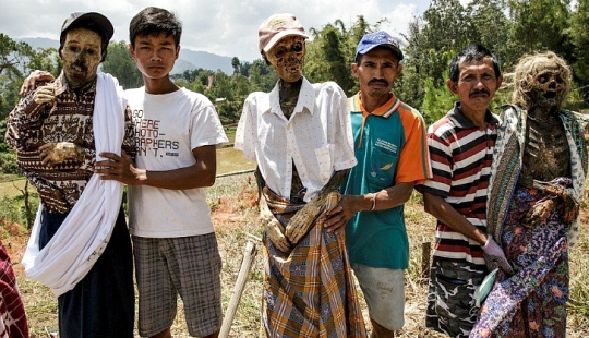 Festival de Manene, durante el cual la gente de Toraja desentierra los cuerpos de sus familiares fallecidos