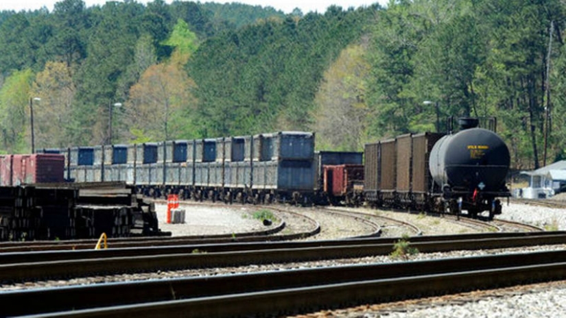 Fetid train: cars with feces have been standing in an American town for two months