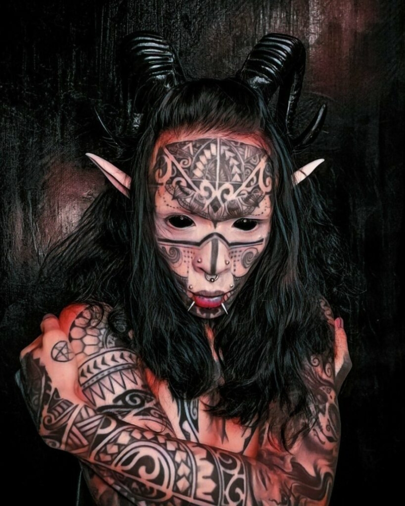 Filipina con tatuajes "demoníacos" fue atacada por un exorcista