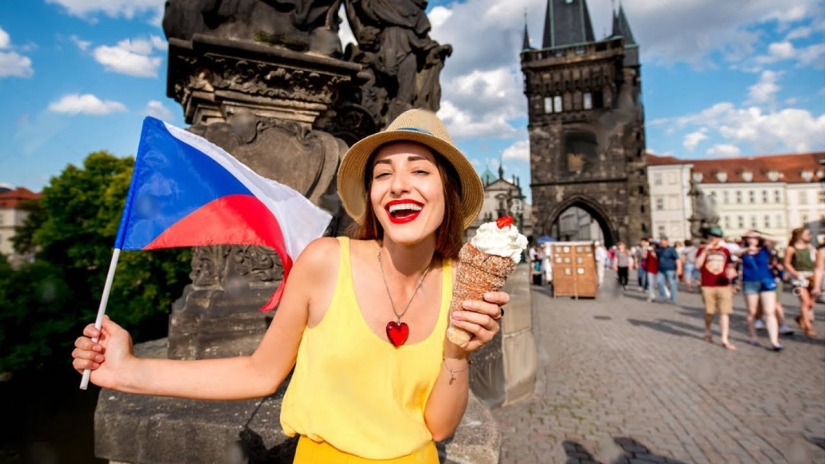 Fish scales in your wallet and pies instead of wedding: 10 amazing facts about the Czechs