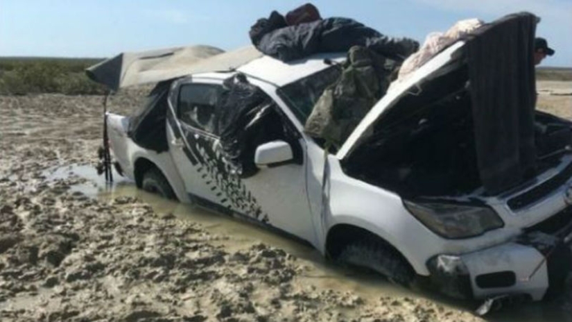 Fishermen spent five days on the roof of a car, fleeing from crocodiles