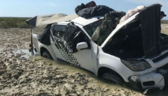 Fishermen spent five days on the roof of a car, fleeing from crocodiles