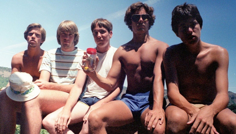 Five school friends have been repeating the same photo for more than 30 years