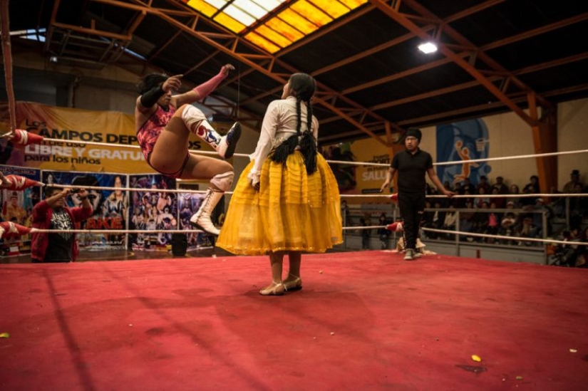 Flying cholitas: how are women fighting in Bolivia