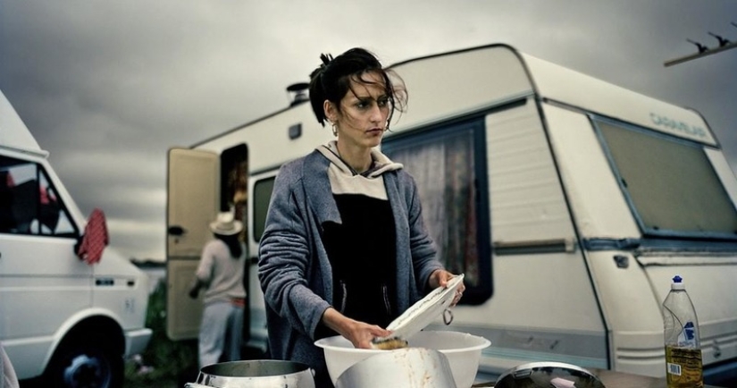 Forget about jeans and a love marriage: 10 rules of life for girls in a gypsy camp
