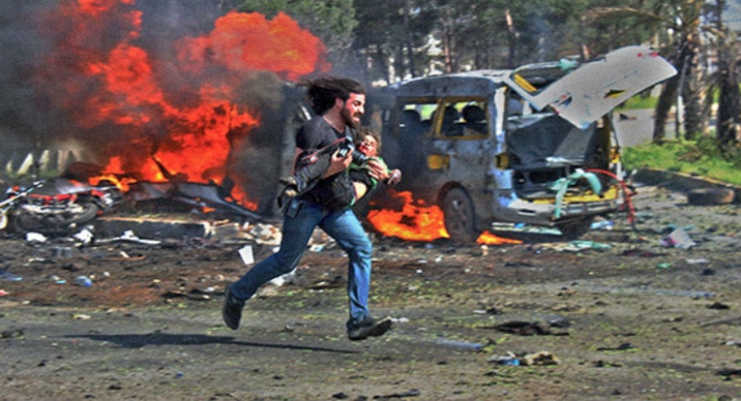 Fotógrafo sirio recibió 120 mil dólares por una foto de un colega que rescata a un niño herido