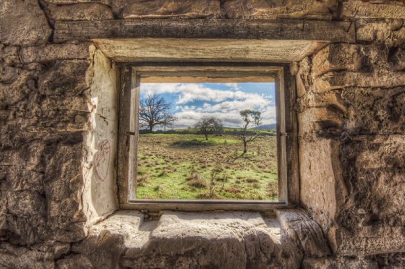 Fotógrafo tomando fotos de ventanas en lugares abandonados